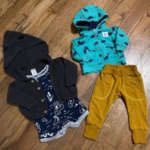 4 piece newborn baby clothes bundle